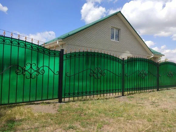 Заборы из поликарбоната: инновации на участке